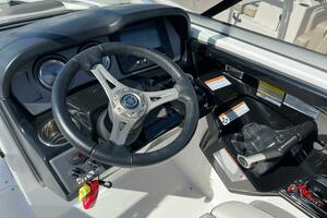 Photo 4243739 for 2015 Yamaha Boats 242 Limited S  