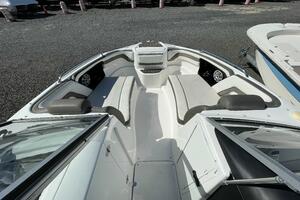 Photo 4243713 for 2015 Yamaha Boats 242 Limited S  