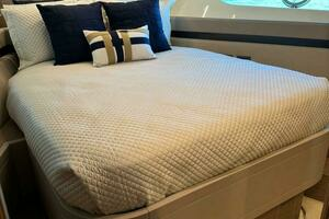2016 Ferretti Yachts 550 thumbnail 18