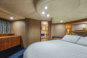 2005 Azimut 55 flybridge thumbnail 28