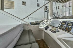 2005 Azimut 55 flybridge thumbnail 11