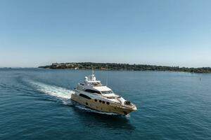2012 Gulf Craft Majesty 125 thumbnail 2
