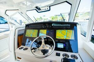 2019 Boston Whaler 380 Realm thumbnail 21