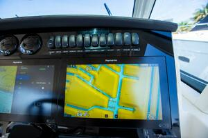 2019 Boston Whaler 380 Realm thumbnail 22