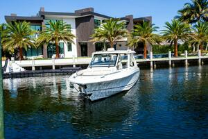 2019 Boston Whaler 380 Realm thumbnail 3
