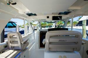 2019 Boston Whaler 380 Realm thumbnail 18