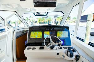 2019 Boston Whaler 380 Realm thumbnail 27
