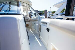 2019 Boston Whaler 380 Realm thumbnail 8
