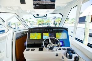 2019 Boston Whaler 380 Realm thumbnail 26