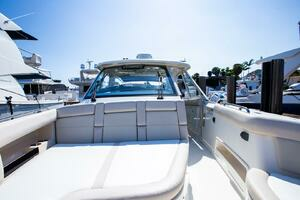 2019 Boston Whaler 380 Realm thumbnail 6