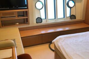 2008 Ferretti Yachts 830 thumbnail 13