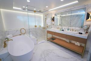 165' Feadship 2000 (REVERIE) Owner's Ensuite
