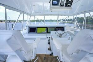2007 Hatteras 68 Convertible thumbnail 4