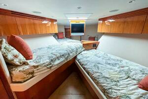 2007 Hatteras 68 Convertible thumbnail 12