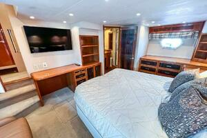 2007 Hatteras 68 Convertible thumbnail 8