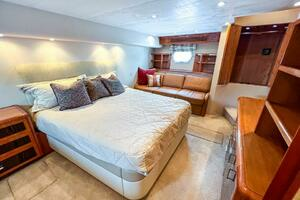 2007 Hatteras 68 Convertible thumbnail 9