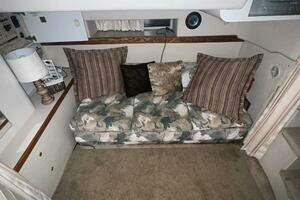 1997 Cruisers Yachts 3575 thumbnail 22