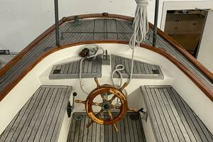 Baby Blue 25ft Jarvis Newman Yacht For Sale