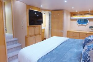 2006 Hatteras 68 Convertible thumbnail 10