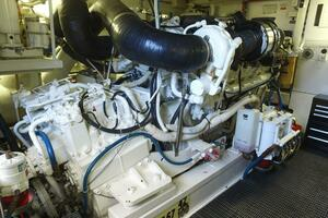 2006 Hatteras 68 Convertible thumbnail 30