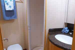 2006 Hatteras 68 Convertible thumbnail 19