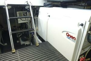 2006 Hatteras 68 Convertible thumbnail 32