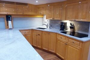2006 Hatteras 68 Convertible thumbnail 6