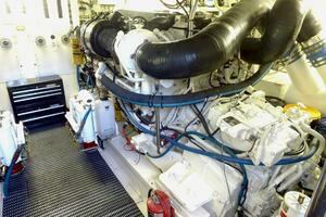2006 Hatteras 68 Convertible thumbnail 31