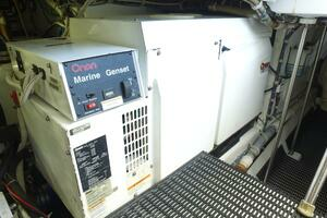 2006 Hatteras 68 Convertible thumbnail 33