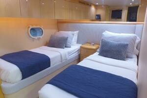 2006 Hatteras 68 Convertible thumbnail 14