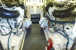 2006 Hatteras 68 Convertible thumbnail 27