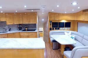 2006 Hatteras 68 Convertible thumbnail 5