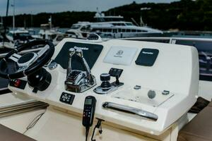 2014 Prestige 550 thumbnail 14