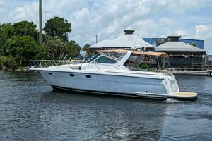 2000 Tiara Yachts 3500 Express thumbnail 15