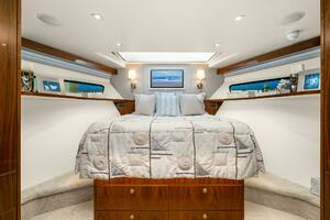 2022 Viking 75 Motor Yacht thumbnail 40