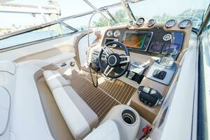 2014 40 Formula Super Sport Helm