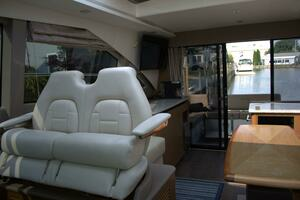 2017 Sea Ray 460 Sundancer thumbnail 9