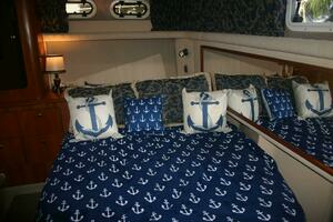 2001 Cruisers Yachts 3750 Motor Yacht thumbnail 13