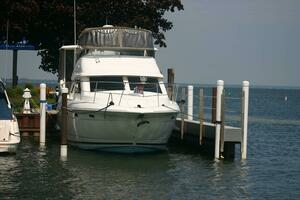 2001 Cruisers Yachts 3750 Motor Yacht thumbnail 35