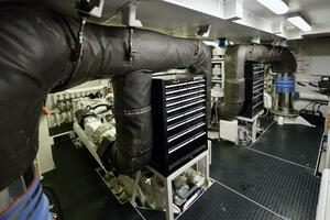 2001 DESTINY 98 ENGINE ROOM 2