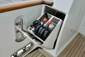 2001 DESTINY 98 COCKPIT CONTROLS