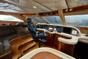 2001 DESTINY 98 MAIN HELM AREA