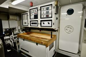 2001 DESTINY 98 MECHANICAL ROOM