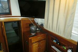1984 Mainship 40DC thumbnail 40