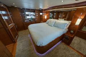 2013 Hampton Motor Yacht thumbnail 21