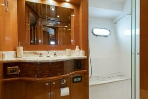 2013 Hampton Motor Yacht thumbnail 32