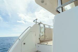 2013 Hampton Motor Yacht thumbnail 41