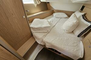 2017 Beneteau Oceanis 45 thumbnail 17