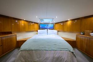 2001 Hatteras Convertible thumbnail 29