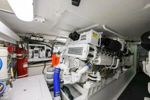 2001 Hatteras Convertible thumbnail 71